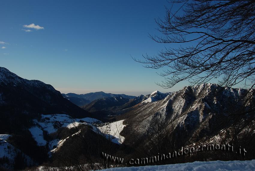 10 Dal grande faggio, panorama su Valpiana, saliamo a dx.jpg